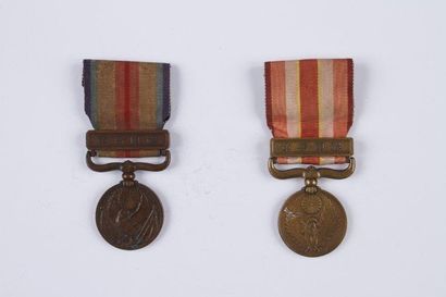 JAPON Lot de 2 décorations comprenant: - une médaille de l'Incident de Chine du 18...