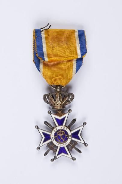 PAYS-BAS Ordre d'Orange Nassau (1892). Croix de chevalier en argent, vermeil et émail....
