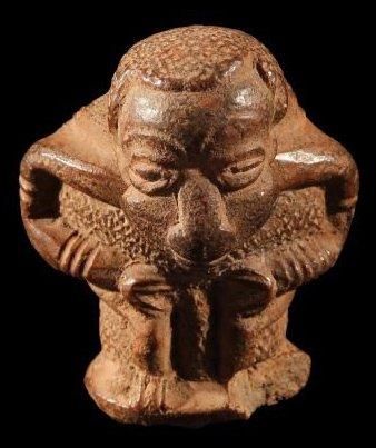 null Fourneau de pipe en terre cuite BAMILEKE (Cameroun). Sculpté d'un personnage...