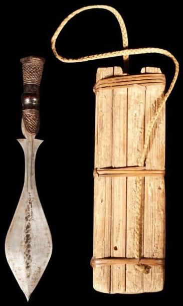 null Epée LUBA (R.D. Congo). Très belle épée à lame en forme de tulipe, le manche...