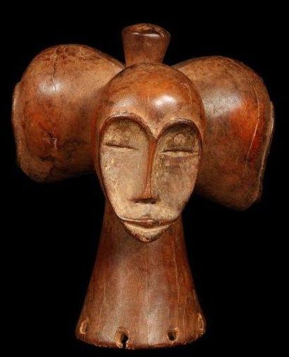 null Cimier IDOMA (Nigéria). Formé de trois masques finement sculptés, aux visages...