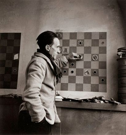  Marcel DUCHAMP. Denise BELLON (1902-1999).

Marcel Duchamp dans son atelier. Photographie... Gazette Drouot