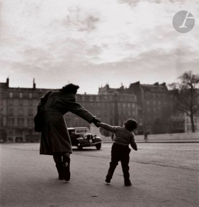 null Louis Stettner (1922-2016)
Mère et son fils. Paris, c. 1951.
Épreuve argentique...
