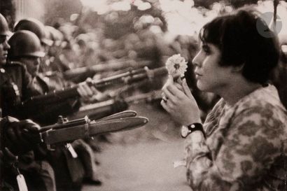 null Marc Riboud (1923-2016)
Jan Rose Kasmir et sa fleur, devant le Pentagone lors...