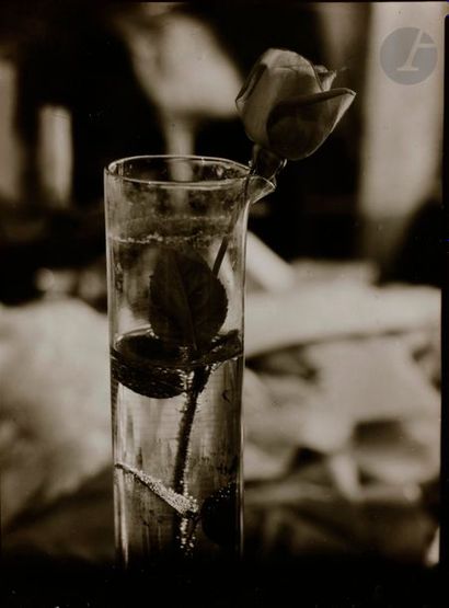 null Josef Sudek (1896-1976)
Nature morte à la rose dans un verre gradué, c. 1950-1955.
Épreuve...