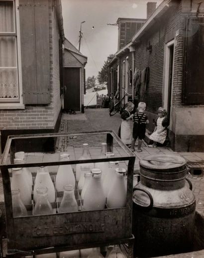 null Willy Ronis (1910-2009)
Hollande, 1954.
Épreuve argentique d’époque. Tampon...