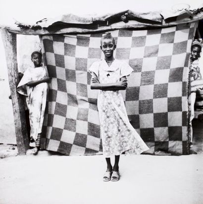 null Oumar Ly (1943-2016)
Sénégal. Podor, c. 1965.
Portraits d’hommes à la valise....