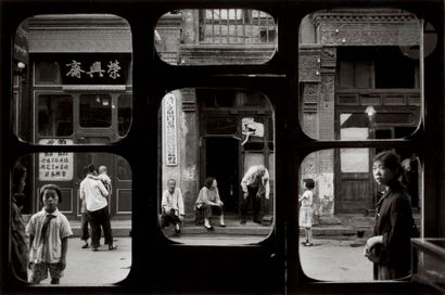 null Marc Riboud (1923-2016)
Rue des Antiquaires, Pékin, Chine, 1965.
Épreuve argentique...