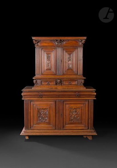 null Armoire en deux corps en noyer sculpté et mouluré ouvrant à quatre vantaux et...