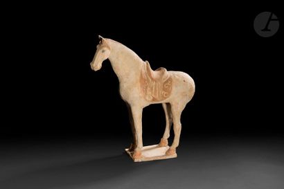 null CHINE - Époque TANG (618-907)
Statuette de cheval en terre cuite debout sur...