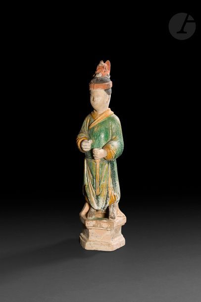 null CHINE - Époque MING (1368 - 1644)
Statuette de dignitaire debout en terre cuite...