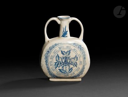 null VIETNAM - XVe/XVIe siècle
Gourde à deux anses en grès bleu blanc à décor central...