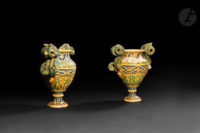 null Italie
Paire de vases de forme balustre en faïence munis d’anses en forme de...