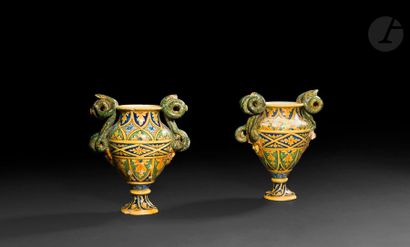 null Italie
Paire de vases de forme balustre en faïence munis d’anses en forme de...