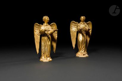 null Paire d’anges en bronze doré. Debout, les ailes écartées, ils présentent leurs...