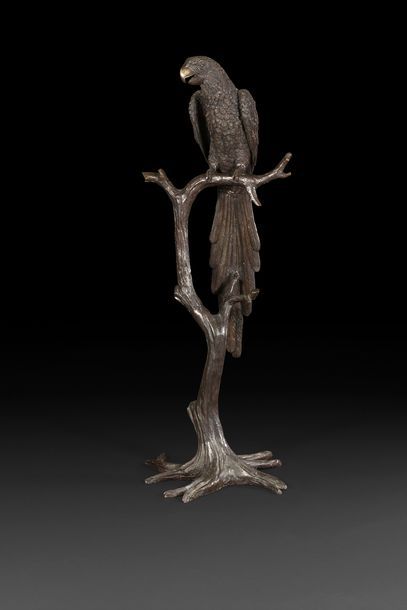null Deux figures de perroquets en bronze à patine brune, juchés sur des troncs d’arbre...