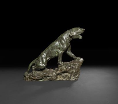 null D’après Thomas CARTIER (1869-1910)
Lionne rugissante
Bronze à patine verte.
Signé...