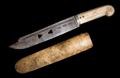  Exceptionnel couteau de baleinier, le manche en ivoire marin gravé d’ocelles encadrés...
