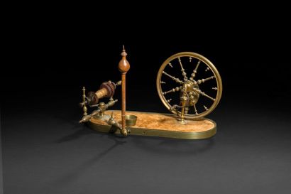 null Rouet en bronze doré et bois tourné, avec roue et dévidoir.
XVIIIe siècle (accidents...