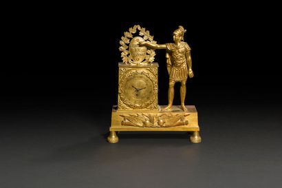 null Petite pendule en bronze doré à décor d’un guerrier romain désignant une devise :...