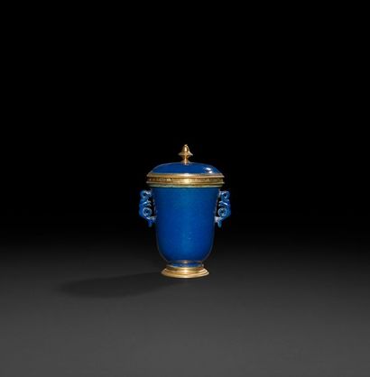 null Pot couvert en porcelaine bleue de la maison Samson à anses ajourées et monture...