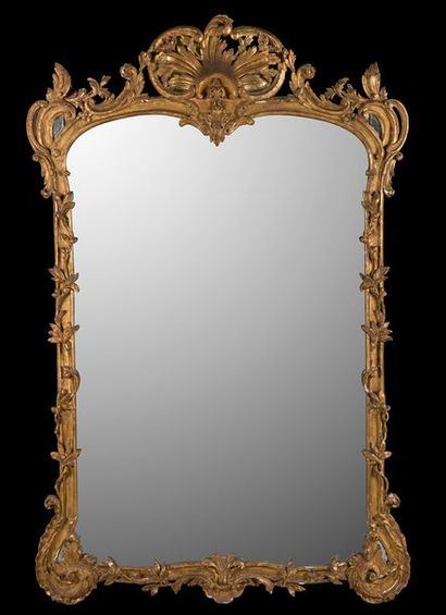 null Important miroir en bois sculpté et doré à décor ajouré de feuillages, agrafes...