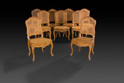 null Suite de neuf chaises en hêtre canné, mouluré et sculpté à dossier plat et décor...