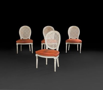 null Suite de quatre chaises cannées en hêtre mouluré et repeint.
Époque Louis XVI...