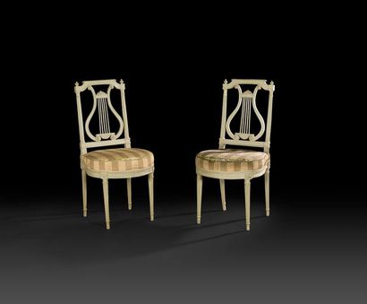 null Paire de chaises en bois mouluré, sculpté et peint, le dossier plat ajouré en...