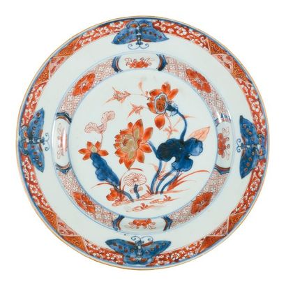 null Chine
Quatre assiettes en porcelaine à décor bleu, rouge et or dit Imari et...