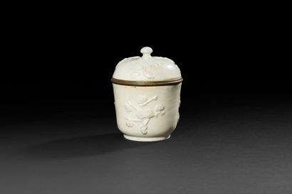 null Samson
Pot à sucre couvert en porcelaine tendre émaillée blanche à décor en...
