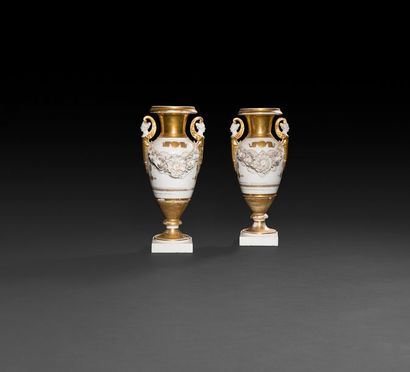 null Paris
Paire de vases de forme balustre reposant sur une base carrée en porcelaine...