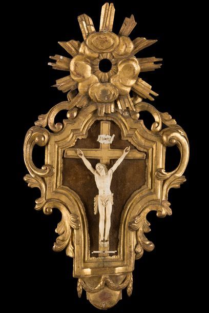 null Crucifix en ivoire sculpté et bois doré, le cadre à décor ajouré de feuillages...