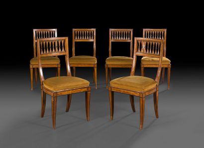 null Suite de six chaises en bois fruitier et noirci, les dossiers en barrette ajourés,...
