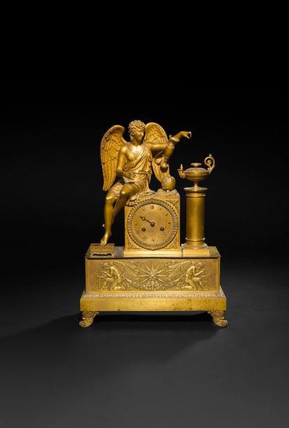 null Pendule en bronze doré à décor d’Apollon lampe antique, aiguière et tabouret,...