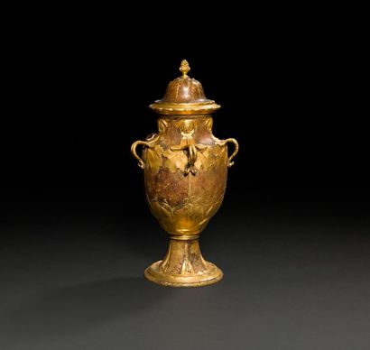 null Vase couvert en bronze patiné et bronze doré, à décor en relief de feuillages...