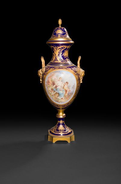 null Grand vase en porcelaine polychrome et or à décor d’un paysage (signé poitevin...