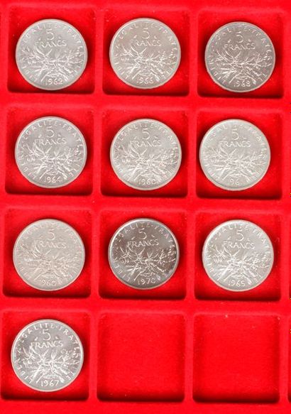 null Lot de monnaies en argent, modernes:
- 4 pièces de 5 Francs en argent. XIXe
-...