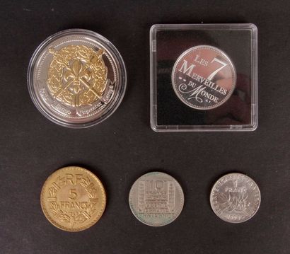 null Lot de pièces : 
- 5 Francs en cuivre. Type Lavrillier, 1946.
- 1 Franc. Type...