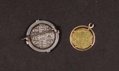 null Lot de 2 pièces, montées :
- 1 Escudo en or, Colombie. Type Ferdinand VII. 1816....