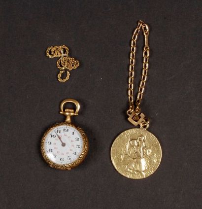 null Porte-clés médaille Saint Christophe en or. On joint une montre de col en or.
Poids...