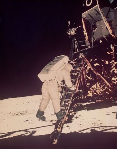 null NASA - Neil Armstrong 
Apollo 11, 20 juillet 1969.
Buzz Aldrin descendant du...