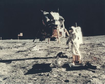 null NASA - Neil Armstrong
Apollo 11, 21 juillet 1969.
Buzz Aldrin déploie du matériel...