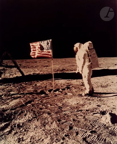 null NASA - Neil Armstrong 
Apollo 11, 21 juillet 1969. 
Buzz Aldrin saluant le drapeau...