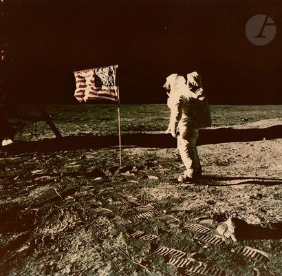 null NASA - Neil Armstrong 
Apollo 11, 21 juillet 1969. 
Buzz Aldrin saluant le drapeau...