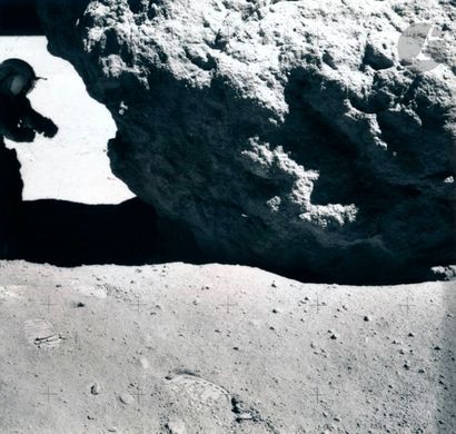 null NASA - John Young - Charles Duke
Apollo 16, 23 avril 1972.
Prélevements géologiques...