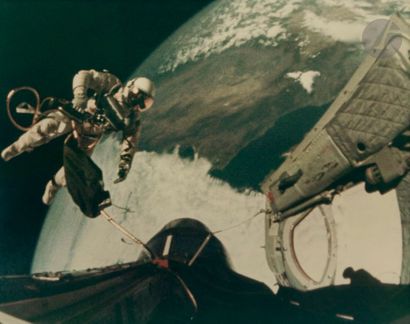 null NASA 
Gemini 4, 3 juin 1965.
Ed White survole l'océan Pacifique durant la première...