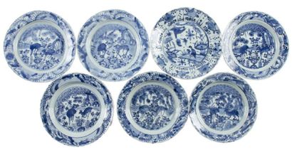 CHINE Sept assiettes en camaïeu bleu à décor de daims ou volatiles dans un paysage....