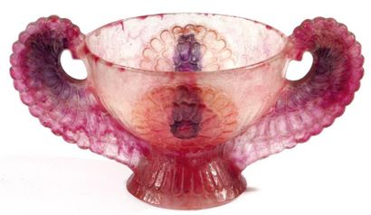 Gabriel ARGY-ROUSSEAU (1885-1953) Coupe aux anses en pâte de verre rose et violine....