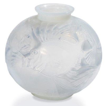 René LALIQUE (1860-1945) Vase boule modèle poissons, en verre soufflé moulé patiné...